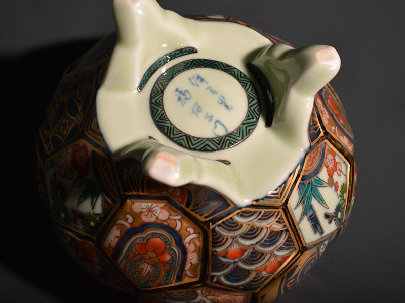 【献上手古伊万里焼】大香炉 染錦本金亀甲彫吉祥尽くし