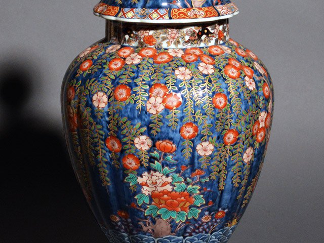 【献上手古伊万里焼】特大沈香壷 染錦本金藤牡丹吉祥図