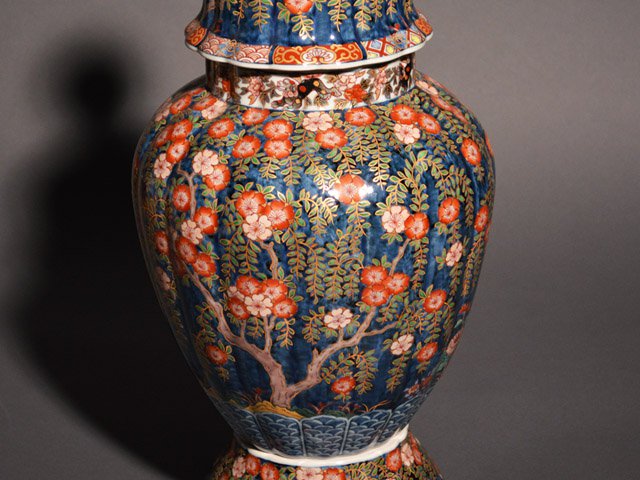 【献上手古伊万里焼】特大沈香壷 染錦本金藤牡丹吉祥図