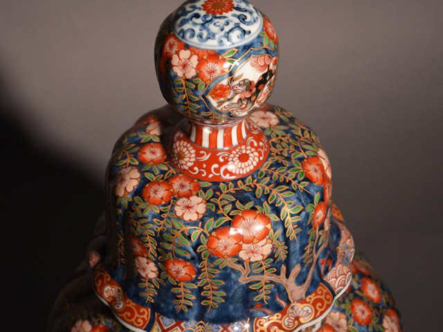 【献上手古伊万里焼】特大沈香壷 染錦本金藤牡丹吉祥図