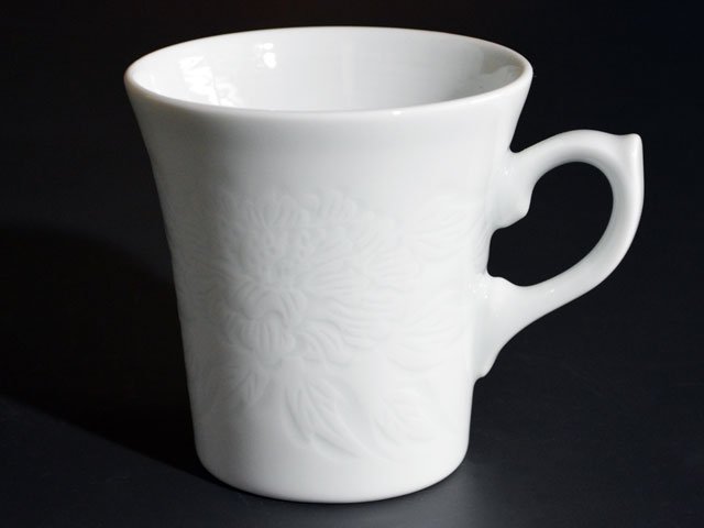 【朝日新聞掲載】手ロクロ、手彫りの白磁ペアマグカップ 白磁牡丹彫り