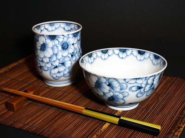 【有田焼】睦揃(夫婦茶碗セット) 染付王冠桜