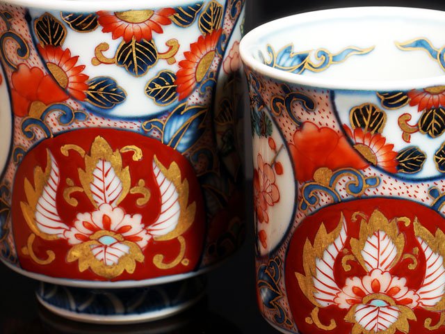 【献上手古伊万里焼】夫婦湯呑 染錦本金吉祥紋