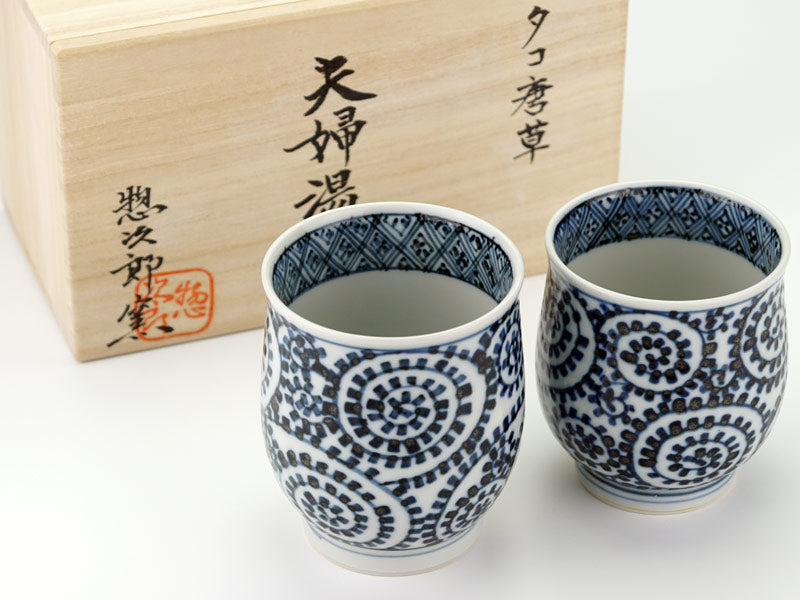 【有田焼】夫婦湯呑 染付蛸唐草格子紋図