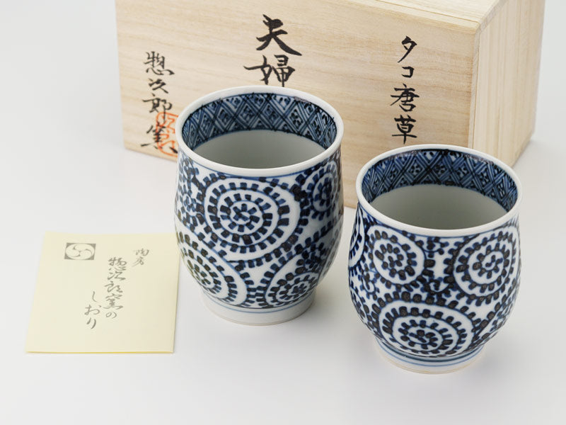 【有田焼】夫婦湯呑 染付蛸唐草格子紋図