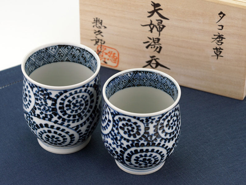 【有田焼】夫婦湯呑 染付蛸唐草格子紋図