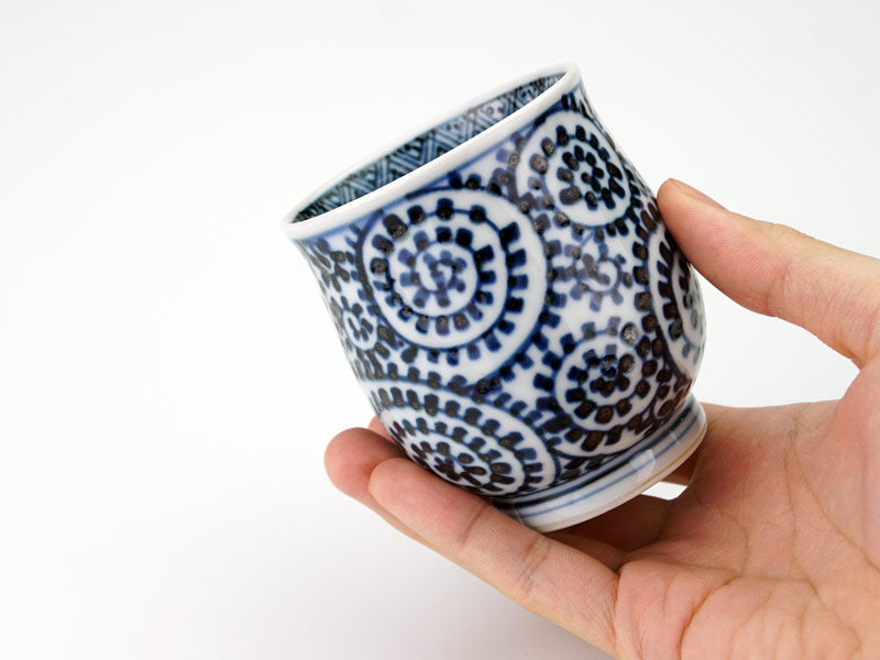 【有田焼】湯呑 染付蛸唐草格子紋図