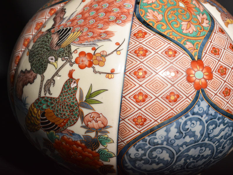 【献上手古伊万里焼】特大桃割花瓶 染錦本金吉祥総覧図