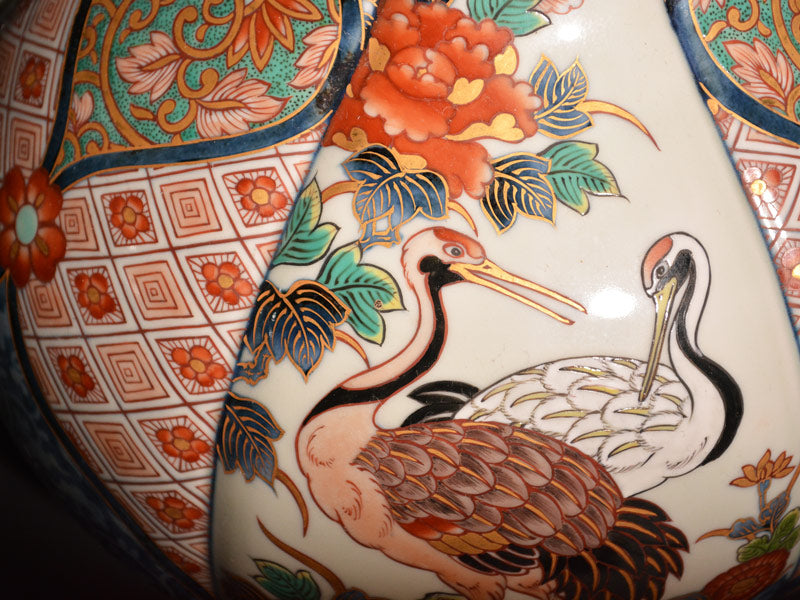 【献上手古伊万里焼】特大桃割花瓶 染錦本金吉祥総覧図