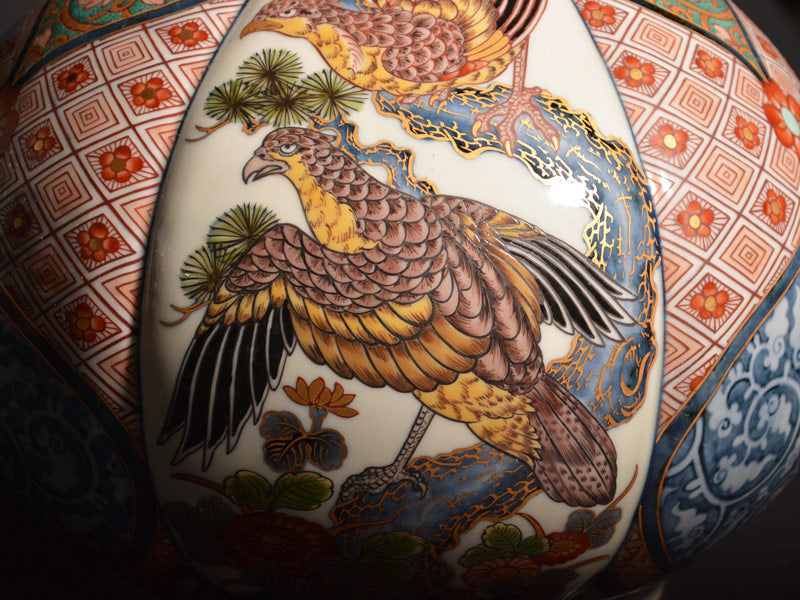 【献上手古伊万里焼】特大桃割花瓶 染錦本金吉祥総覧図