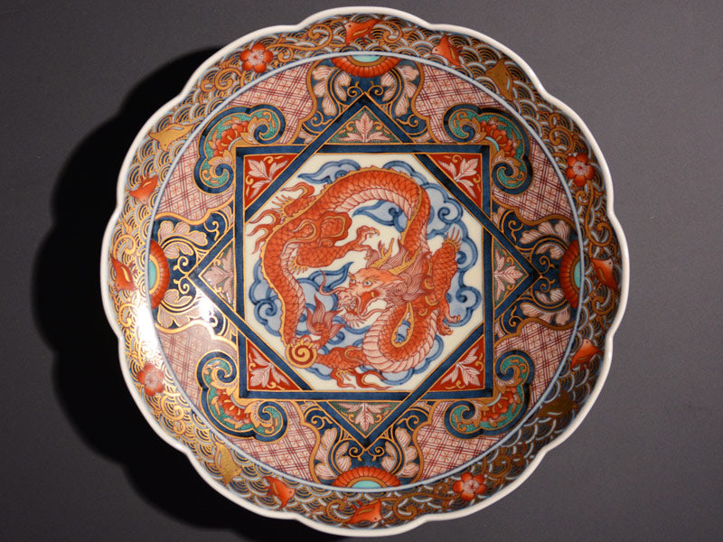 【献上手古伊万里焼】飾絵皿(大)染錦本金吉祥龍地紋図