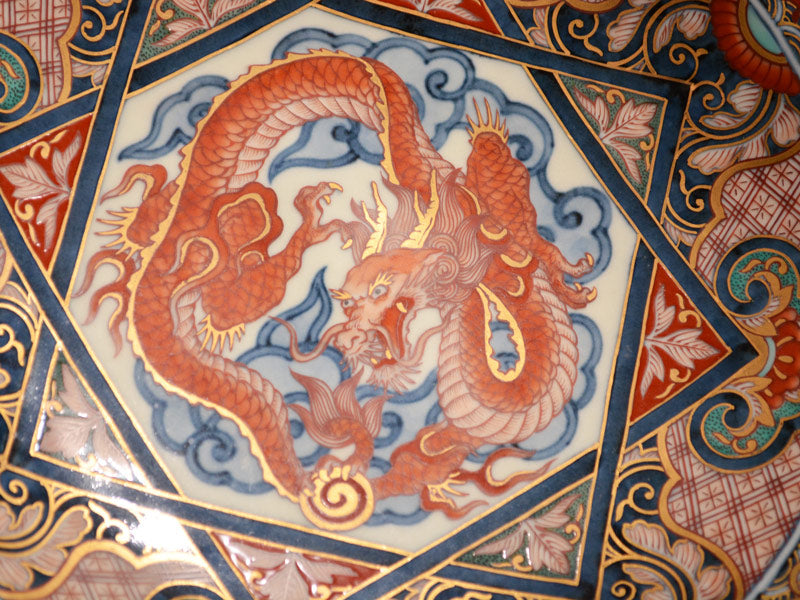 【献上手古伊万里焼】飾絵皿(大)染錦本金吉祥龍地紋図