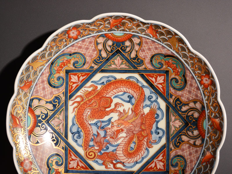 【献上手古伊万里焼】飾絵皿(大)染錦本金吉祥龍地紋図