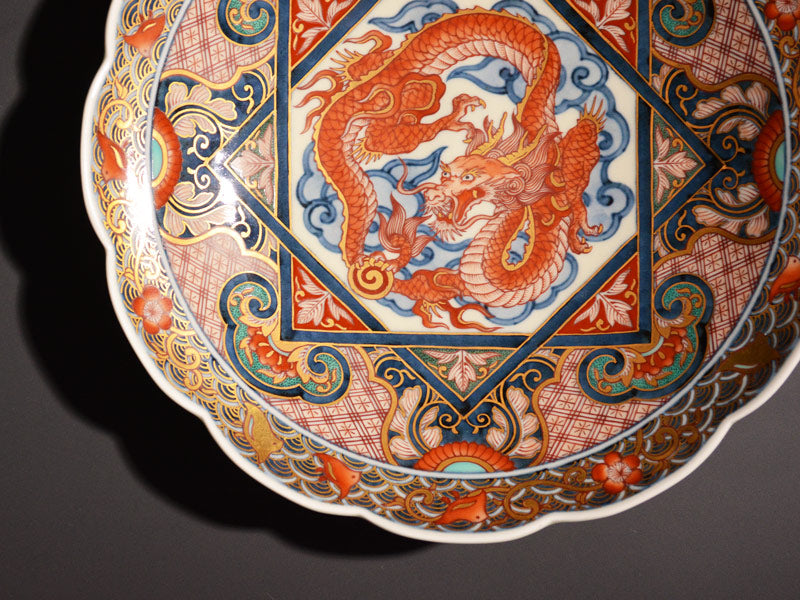 【献上手古伊万里焼】飾絵皿(大)染錦本金吉祥龍地紋図
