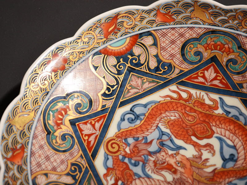【献上手古伊万里焼】飾絵皿(大)染錦本金吉祥龍地紋図