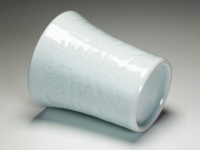 【有田焼】焼酎グラス 白磁牡丹彫り