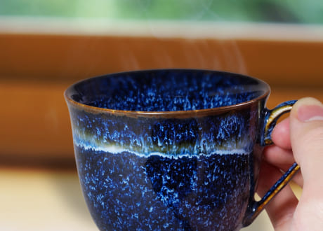 銀河色の釉薬が輝くコーヒー茶碗の画像