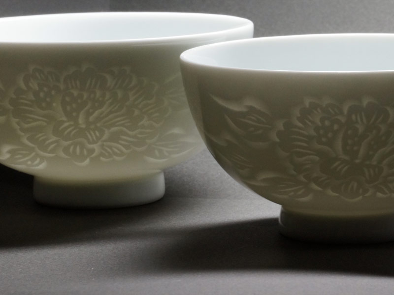 【朝日新聞掲載】手ロクロ、手彫りの白磁夫婦茶碗の写真2