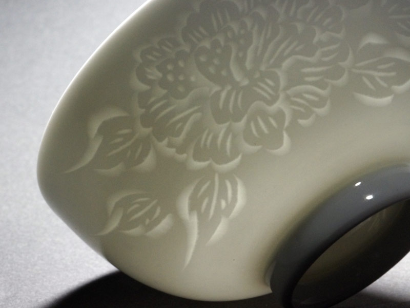 【朝日新聞掲載】手ロクロ、手彫りの白磁茶碗の写真5