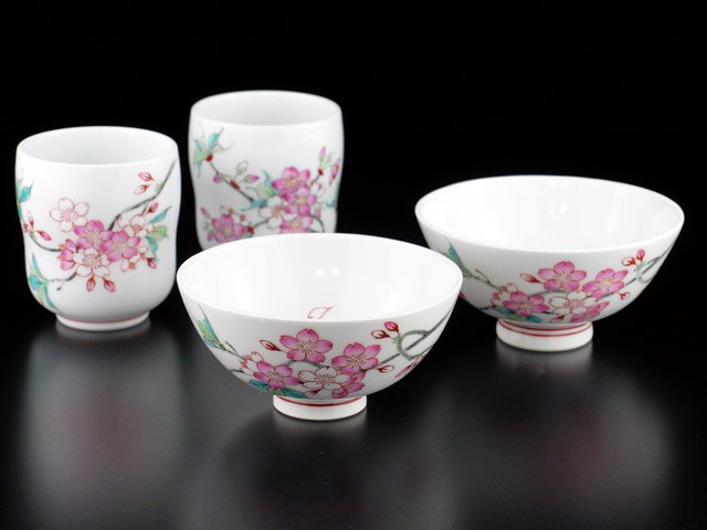 夫婦へ贈る最高級ギフト 有田焼湯呑茶碗セット 色絵桜図の写真2