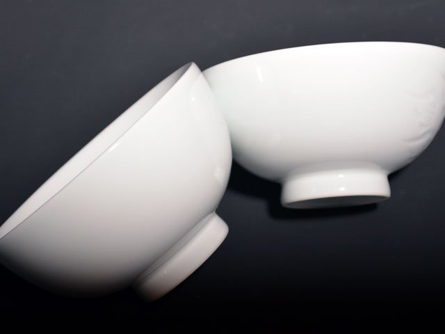 【朝日新聞掲載】手ロクロ、手彫りの白磁夫婦茶碗の写真4