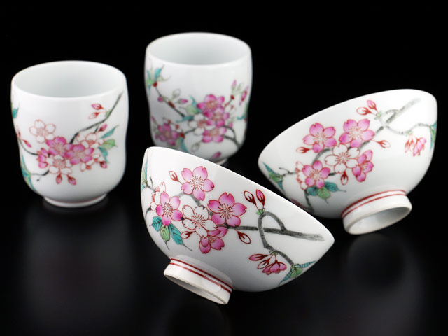 夫婦へ贈る最高級ギフト 有田焼湯呑茶碗セット 色絵桜図の写真3
