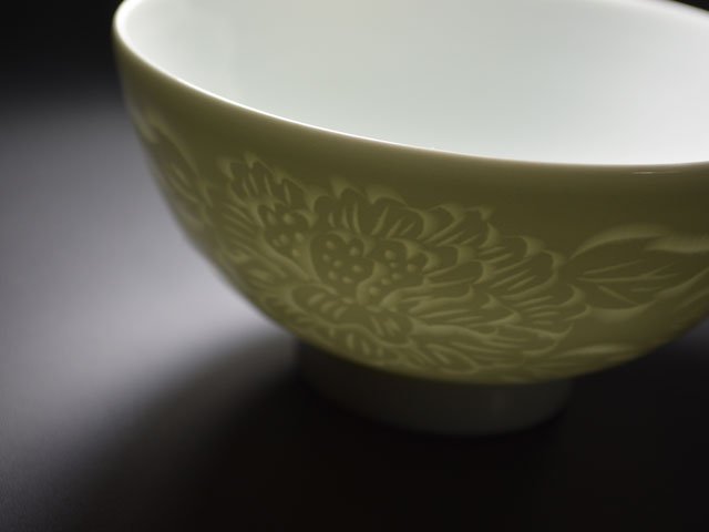 【朝日新聞掲載】手ロクロ、手彫りの白磁茶碗の写真3