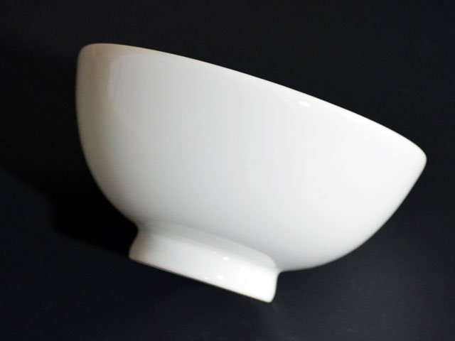 【朝日新聞掲載】手ロクロ、手彫りの白磁茶碗の写真8