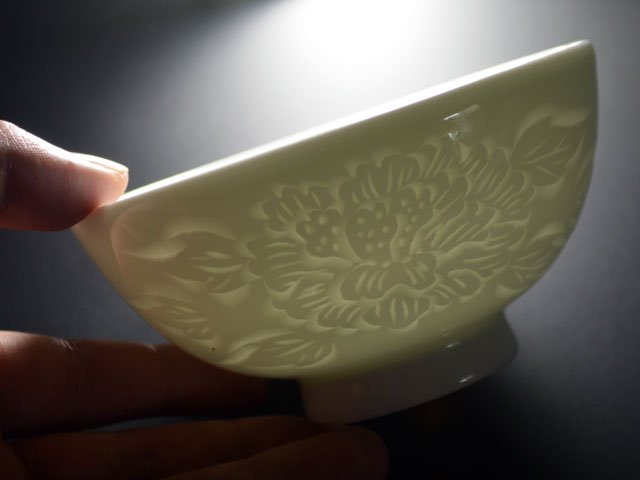 【朝日新聞掲載】手ロクロ、手彫りの白磁夫婦茶碗の写真7