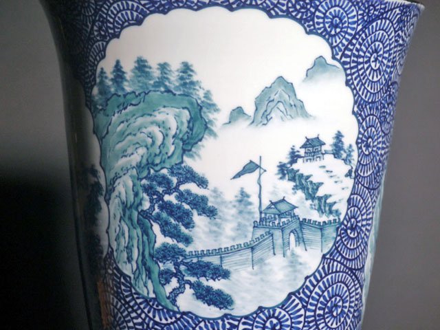 【有田焼】飾り花瓶 染錦白金彩蛸唐草割山水図の写真8