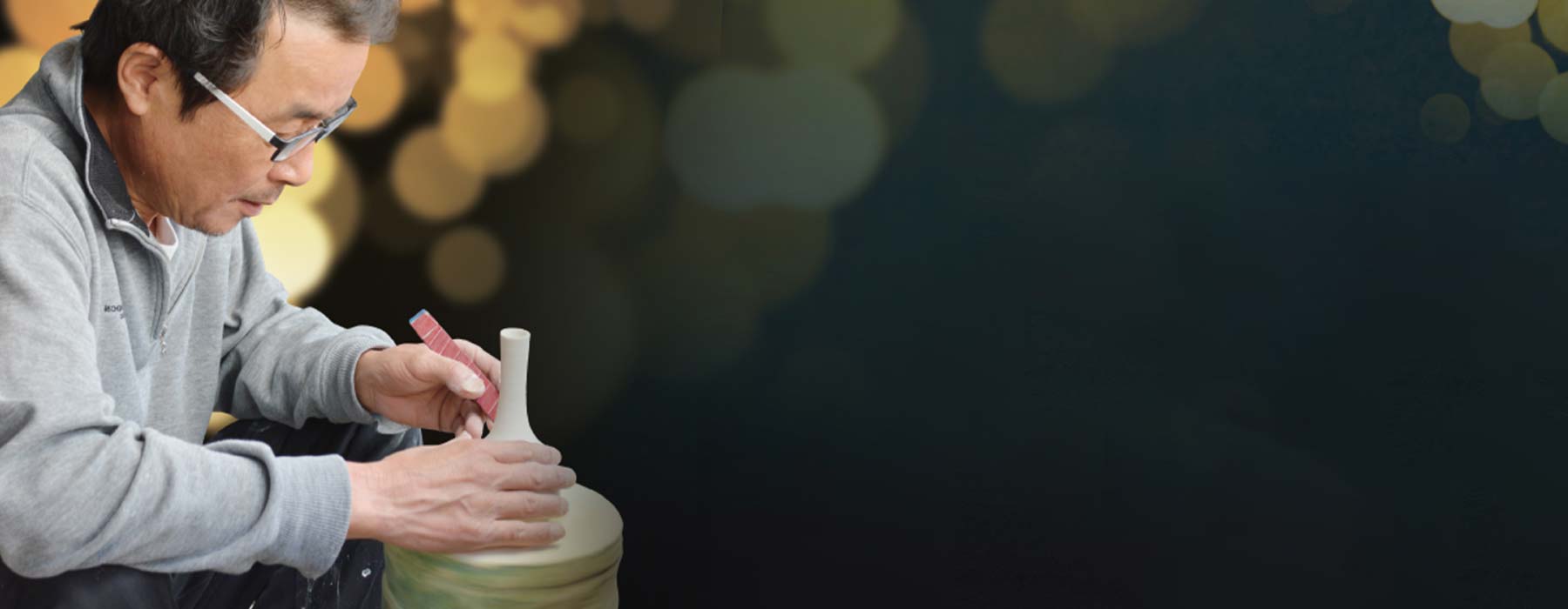 朝日新聞掲載】手ロクロ、手彫りの白磁茶碗