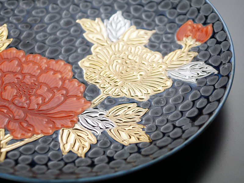 【有田焼】飾り絵皿（大）天目金彩・白金彩牡丹図