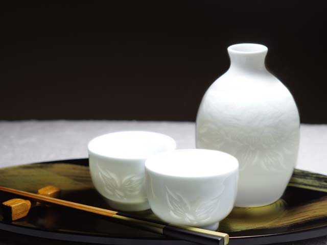 手ロクロ、手彫りの白磁酒器セット 白磁牡丹彫り