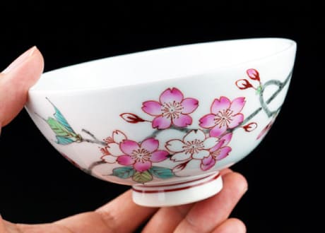 手描きで桜が描かれた有田焼茶碗の写真