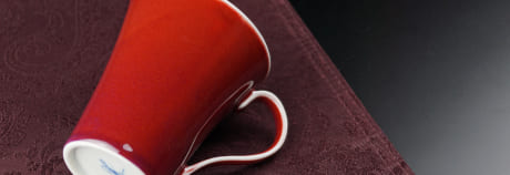 赤色のマグカップの画像