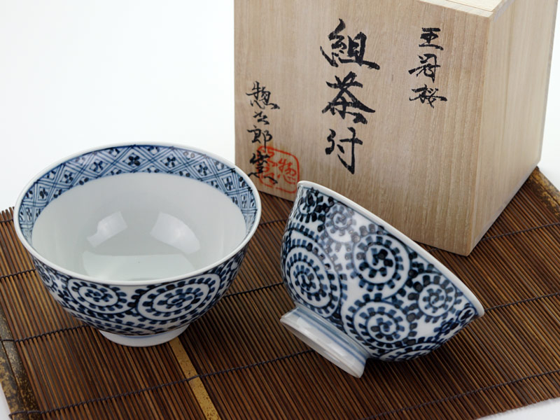 【有田焼】夫婦茶碗 染付蛸唐草格子紋図の商品紹介写真1