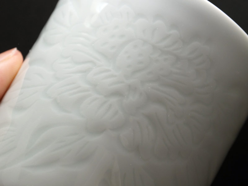 【朝日新聞掲載】手ロクロ、手彫りの白磁牡丹湯呑の写真7