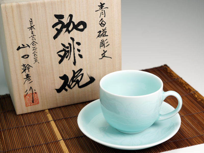 【有田焼】コーヒーカップ 青白磁牡丹彫の写真1