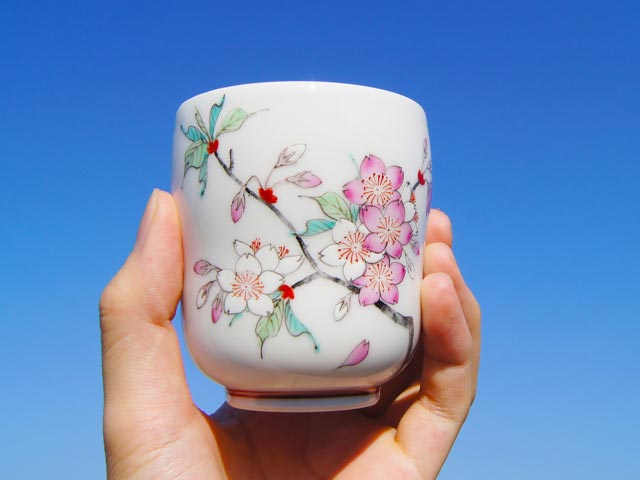 【天皇皇后陛下献上記念品】湯呑み 色絵桜図の写真7