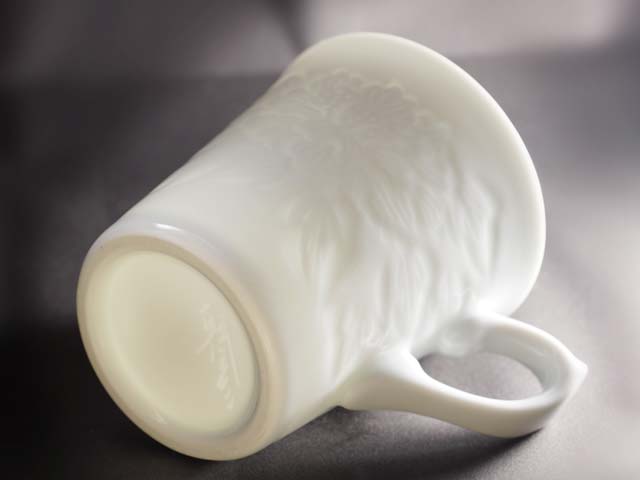 【朝日新聞掲載】手ロクロ、手彫りの白磁ペアマグカップ 白磁牡丹彫りの商品紹介写真5