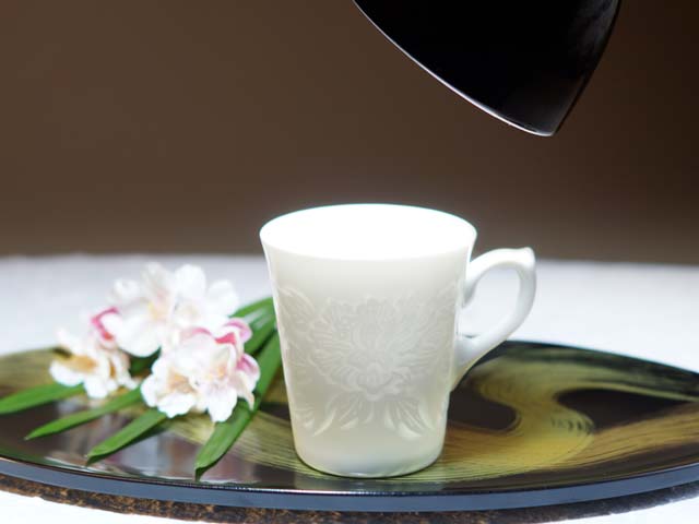 【朝日新聞掲載】手ロクロ、手彫りの白磁ペアマグカップ 白磁牡丹彫りの商品紹介写真6