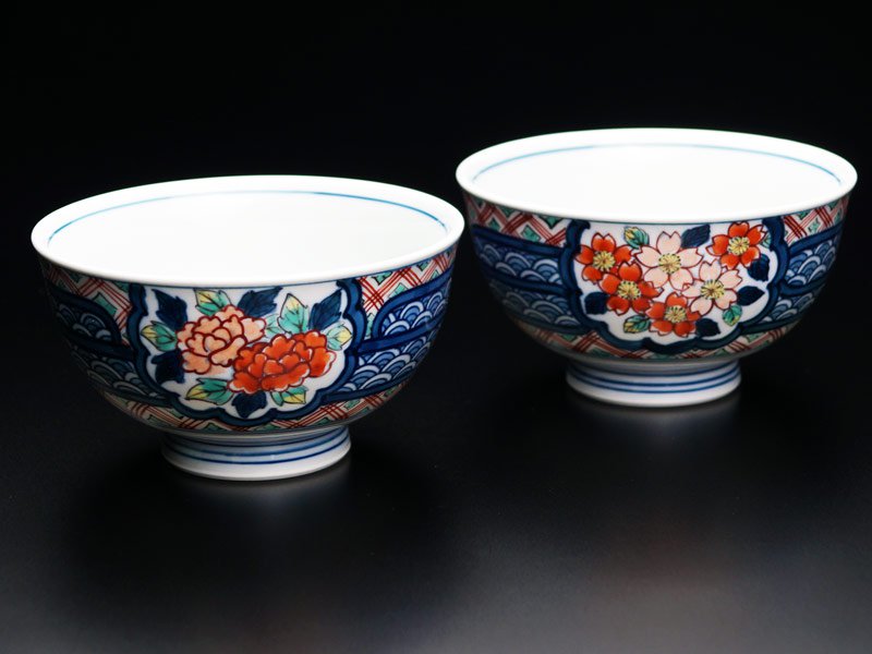【有田焼】夫婦茶碗 染錦地文割桜菊牡丹図の写真2