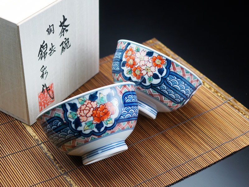 【有田焼】夫婦茶碗 染錦地文割桜菊牡丹図