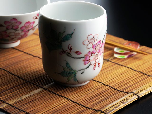 夫婦へ贈る最高級ギフト 有田焼湯呑茶碗セット 色絵桜図 JTOPIA