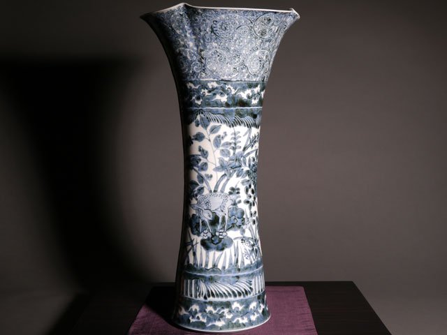 【有田焼】飾り花瓶 染付唐草割鹿景図