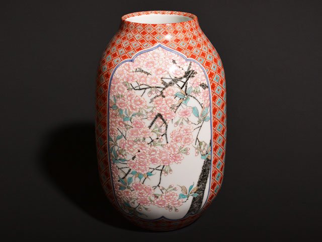 【有田焼】大花瓶 色絵地紋桜図の写真1