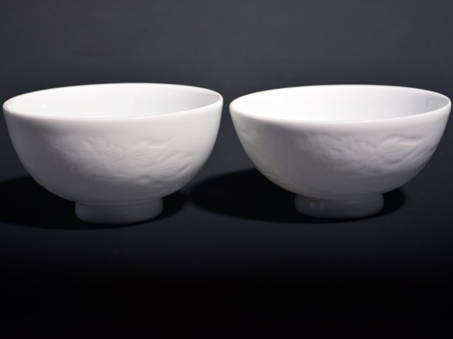 【朝日新聞掲載】手ロクロ、手彫りの白磁夫婦茶碗の写真3