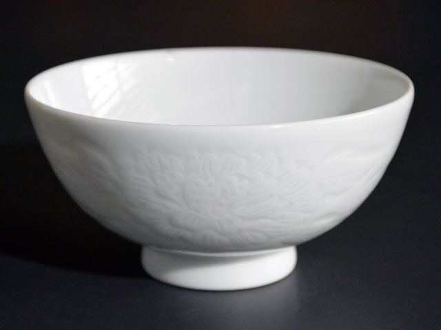 【朝日新聞掲載】手ロクロ、手彫りの白磁茶碗の写真6