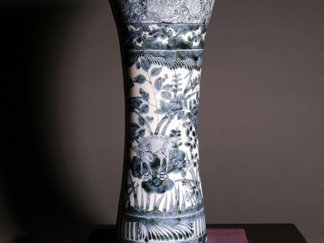 【有田焼】飾り花瓶 染付唐草割鹿景図の写真2