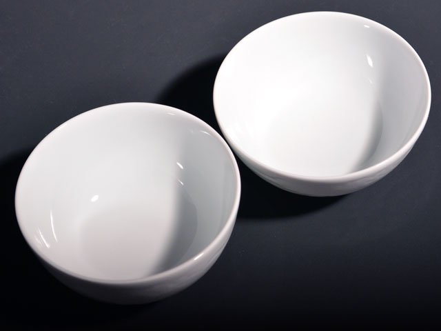 【朝日新聞掲載】手ロクロ、手彫りの白磁夫婦茶碗の写真5